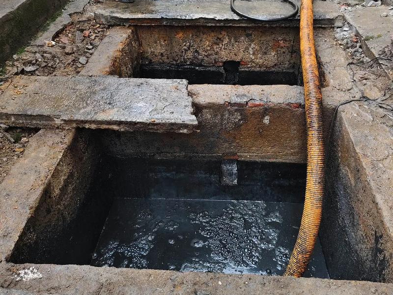 大方巷清理化粪池